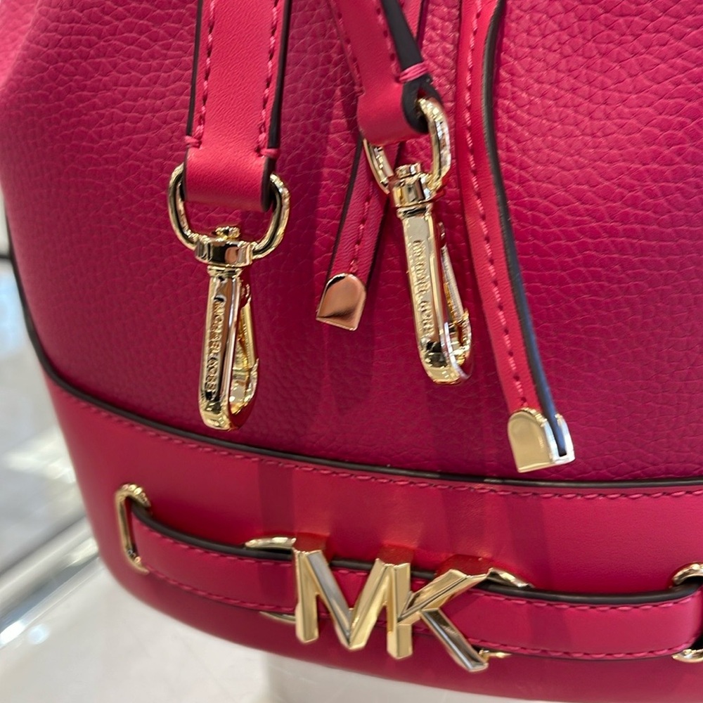 MICHAEL KORS
Reed Medium Pebbled Leather Bucket Bag Satchel
Electric Pink
NWT - Picture 11 of 16